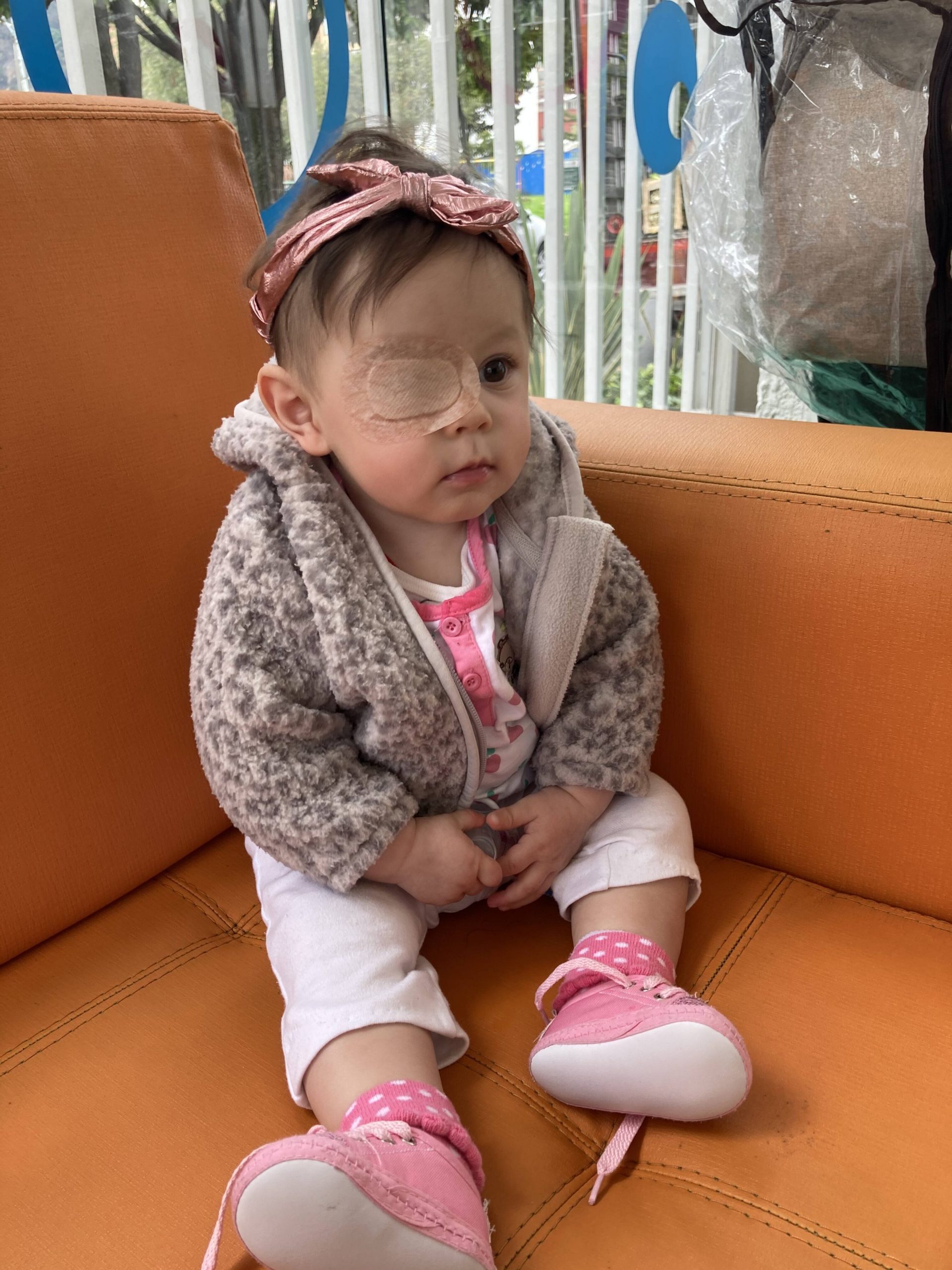 ¿Cómo evito que mi bebé se quite el parche en el ojo? (5 ideas)