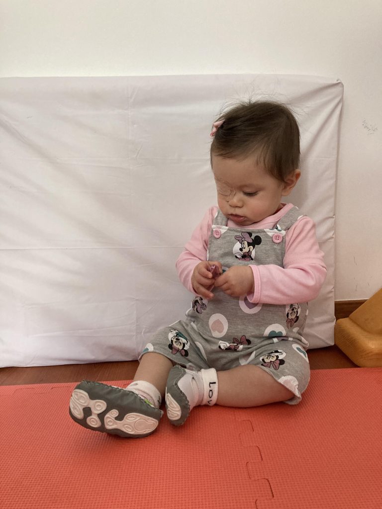 Bebe con parche en el ojo - actividades